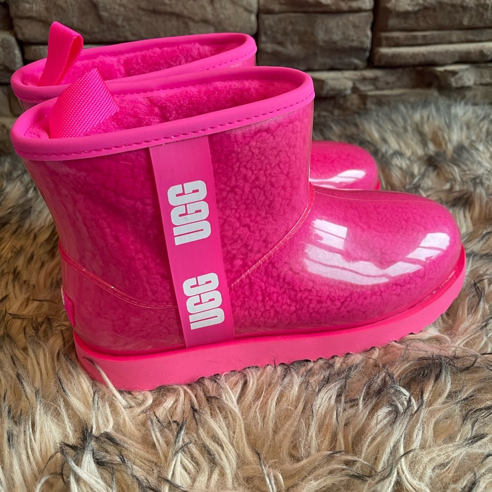 🩷UGG KIDS Classic Clear Mini boots, size 6 🩷